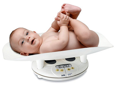 Theo dõi thường xuyên cân nặng của trẻ