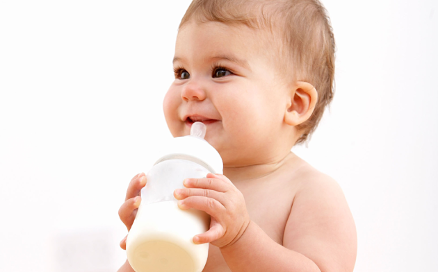 Giúp trẻ có thói quen bú sữa bình