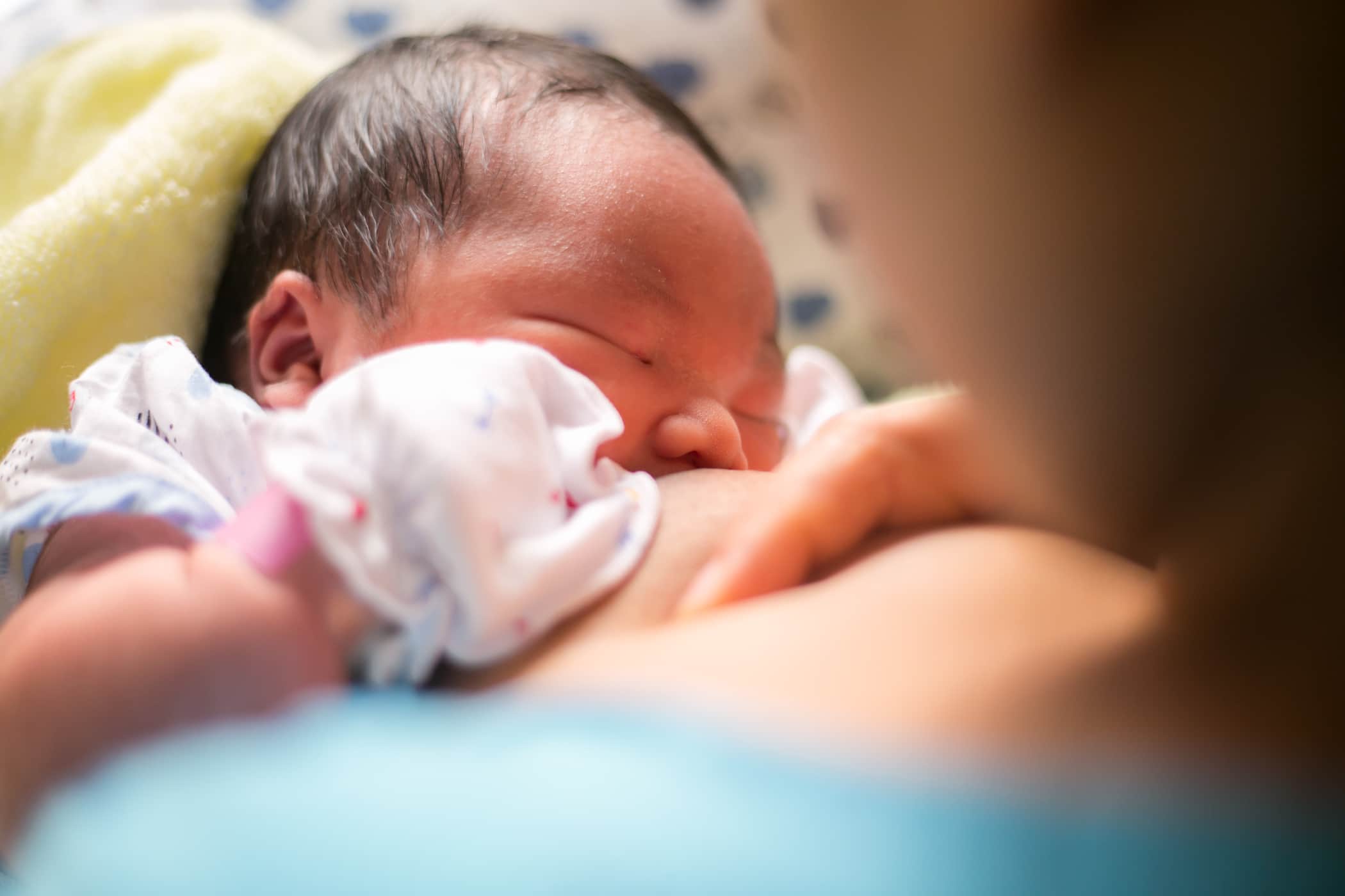 Cho bé tiếp xúc với da mẹ ngay sau khi sinh giúp gọi sữa về nhanh hơn