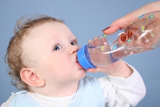 Tập thói quen uống nước đúng cách cho trẻ
