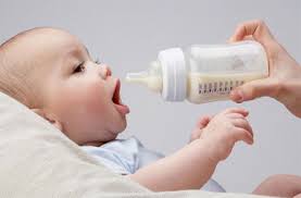 Mẹ nên làm gì khi trẻ sơ sinh bị dị ứng với sữa bột