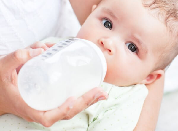 Sữa công thức cũng sẽ giúp bé khỏe mạnh và cao lớn