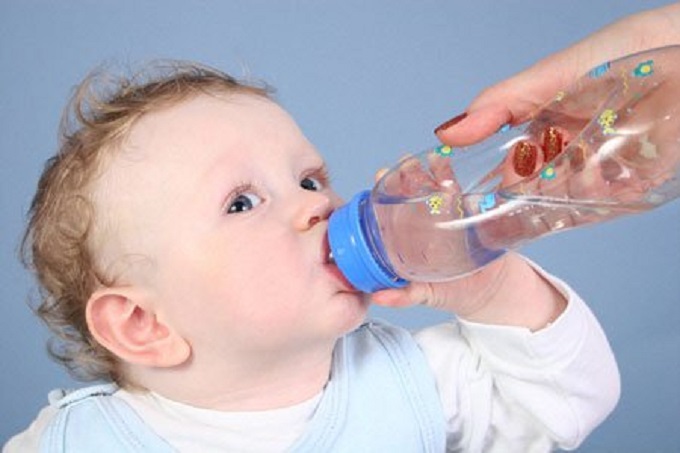 Cho bé uống nhiều nước để giảm nhiệt