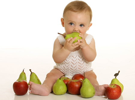Cho bé ăn trái cây để giảm đau 