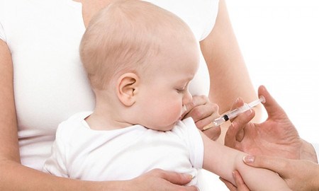 Tiêm phòng vắc-xin cho bé