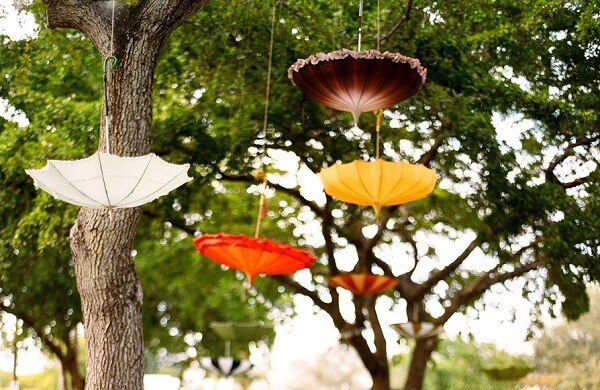 Sử dụng ô hoặc dù kết hợp với màu sắc đa dạng để trang trí cho tiệc cưới
