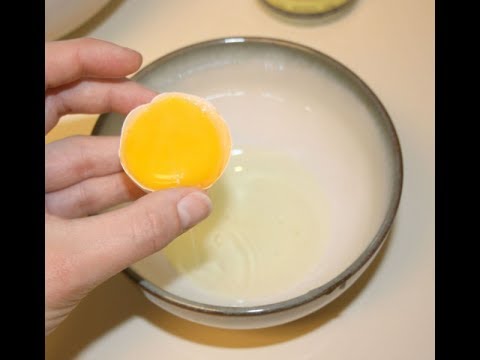 Chỉ nên cho trẻ ăn lòng đỏ trứng gà vì lòng trắng trứng khá khó tiêu