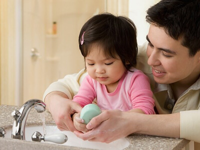Rửa tay là biện pháp tốt giúp tránh nhiễm giun ở bé