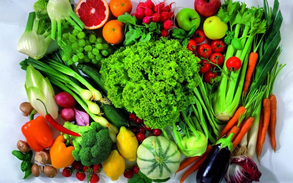 Mẹ bầu nên bổ sung thức ăn dễ tiêu hóa như rau xanh và hoa quả