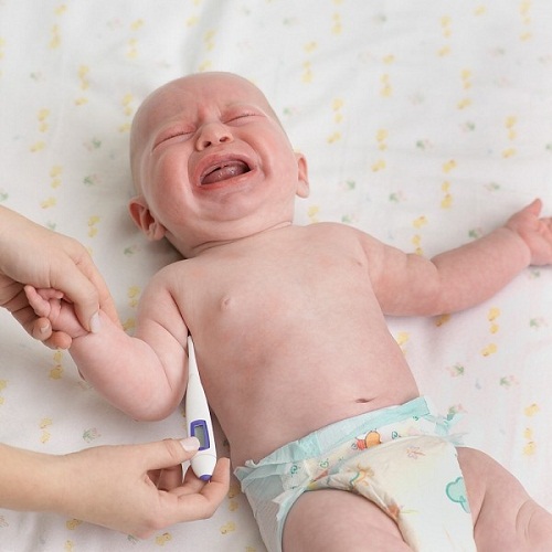 Trẻ bị sốt cao sau tiêm phòng vắc-xin