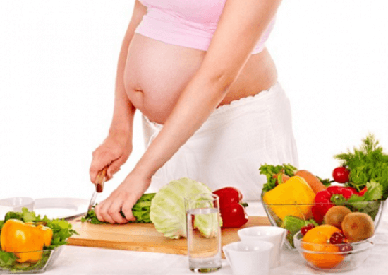 Bổ sung các chất dinh dưỡng cần thiết trong quá trình mang thai sẽ giúp thai nhi phát triển thật khỏe mạnh
