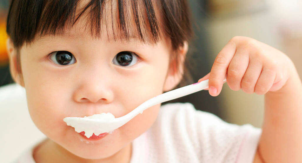 Mách mẹ cách cho trẻ ăn sữa chua đúng cách?