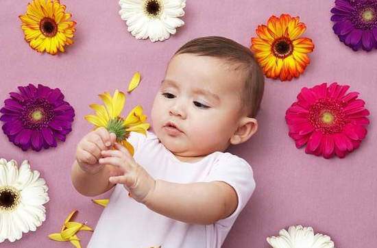 Cho bé ngửi hoa giúp kích thích khứu giác tốt