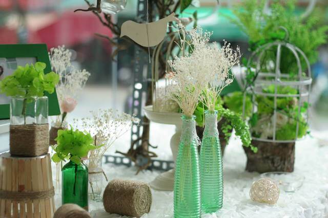 Trang trí tiệc cưới với chậu hoa hoa