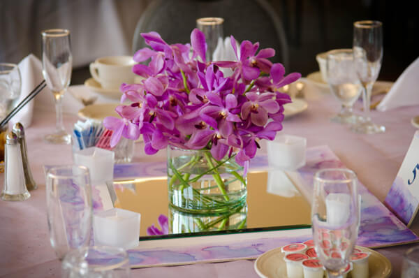 hoa lan để bàn trong tiệc cưới