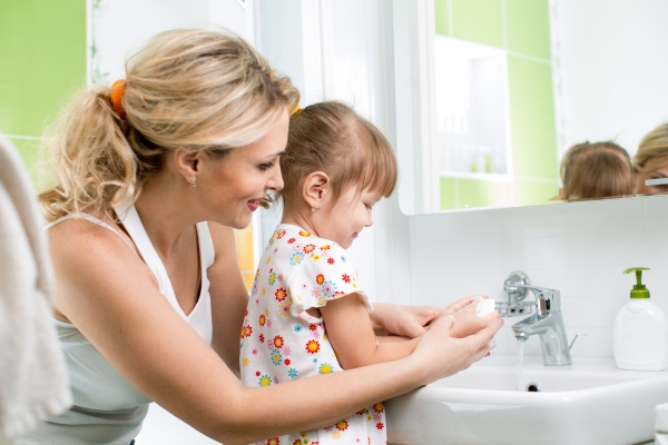 Giúp bé rửa sạch tay trước khi ăn để tránh bị nhiễm giun