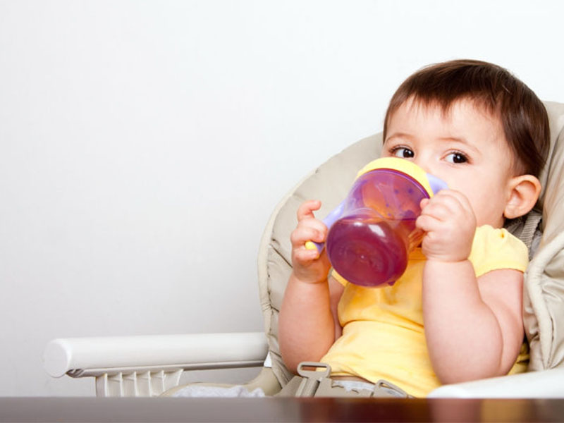 Cha mẹ nên tập cho bé uống bằng cốc từ sớm