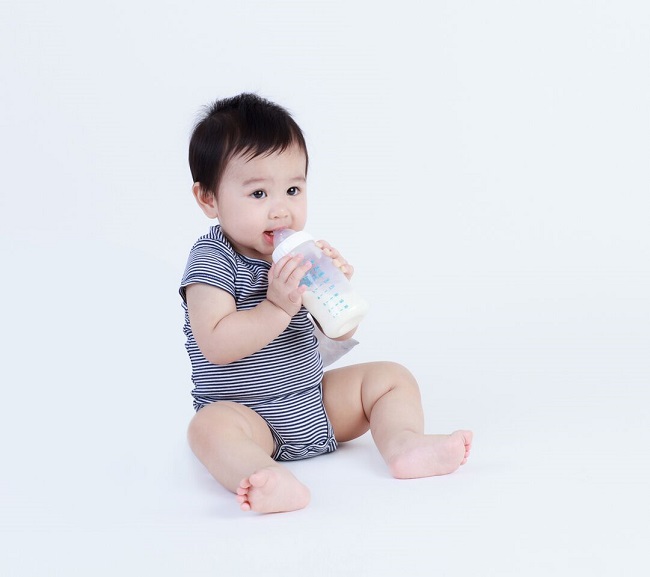 hãy cho con uống sữa trước khi ngủ để giúp bé ngủ ngon hơn