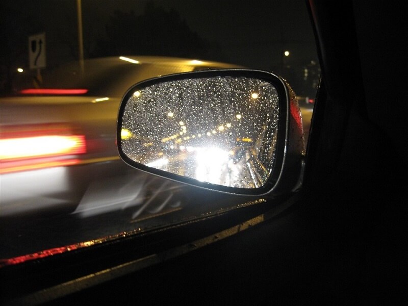 Khi mưa quá to nên bật đèn sáng để thu hút sự chú ý của xe phía sau