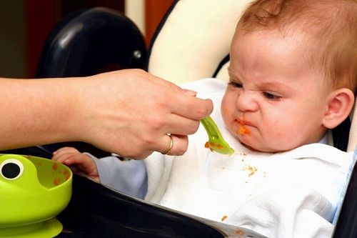 Điều chỉnh thức ăn cho trẻ 1 tuổi