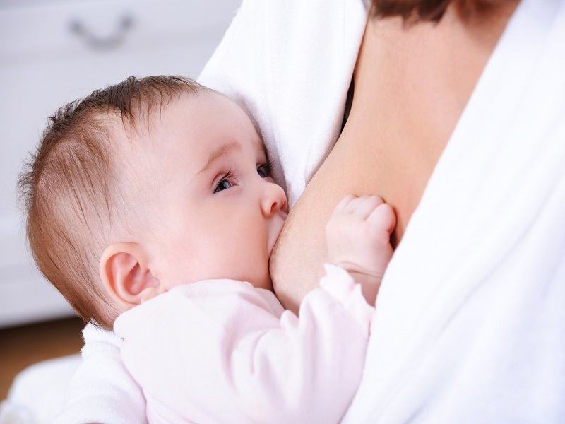 Trẻ sơ sinh bú sữa mẹ có thể được giữ trong lòng