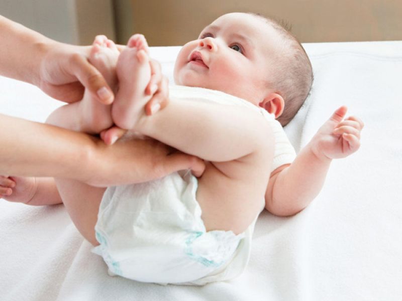 Giúp bé vận động là cách trị táo bón cho trẻ sơ sinh