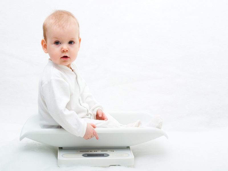 Cung cấp dinh dưỡng hợp lý là một trong các cách giúp trẻ sơ sinh tăng cân
